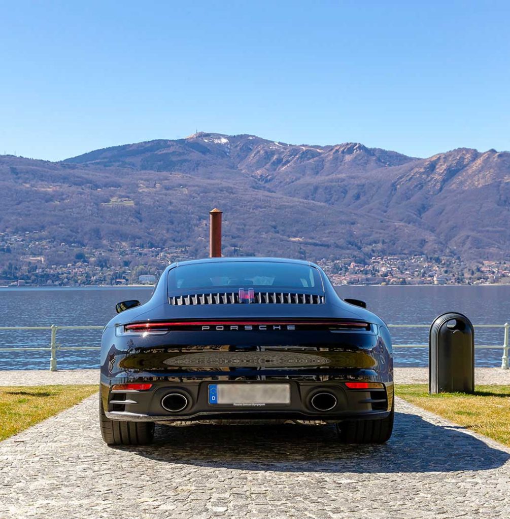 Porsche 911-992 Heckansicht - Blick über den Gardasee