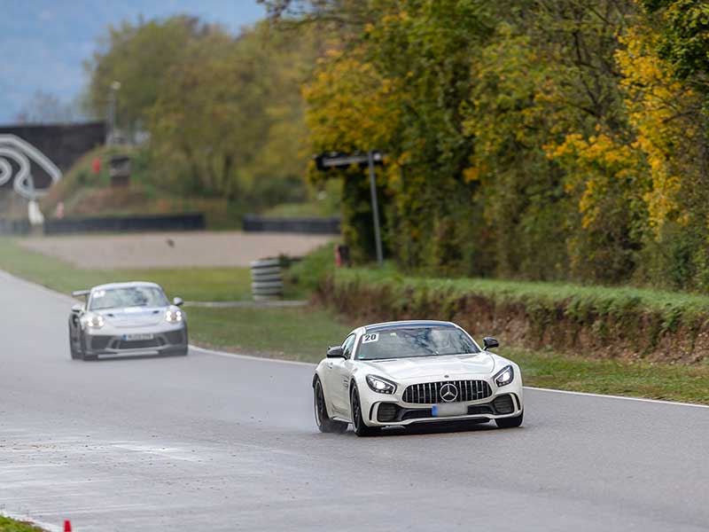 Mercedes-Benz GTR auf Rennstrecke
